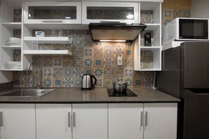 Refrigerador, microondas, placa de cocina, utensilios de cocina