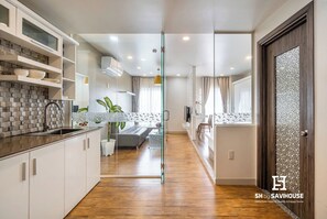 华丽双人房, 阳台 | 私人厨房 | 冰箱、微波炉、炉灶、厨具/餐具