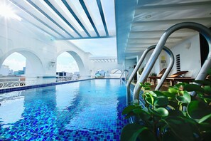 Una piscina al aire libre