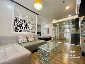 华丽双人房, 阳台 | 高档床上用品、泰普尔床垫、办公桌、笔记本电脑工作区