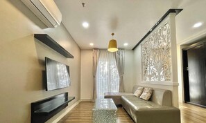 Deluxe-Doppelzimmer, Balkon | Wohnbereich | Flachbildfernseher, Drucker