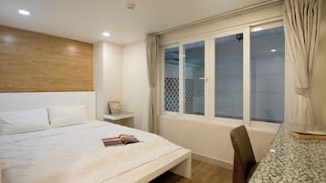 Apartamento standard | Escrivaninha, espaço de trabalho para notebook, quartos à prova de som