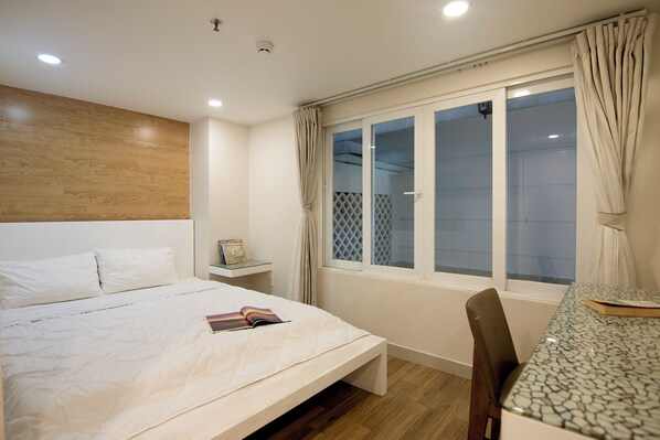 مكتب ومساحة عمل للكمبيوتر المحمول وتجهيزات عازلة للصوت وواي فاي مجانًا