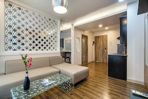 Leilighet – superior | Oppholdsområde | Flatskjerm-TV og printere