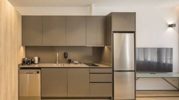 Een koelkast, een microgolfoven, een kookplaat, een vaatwasser