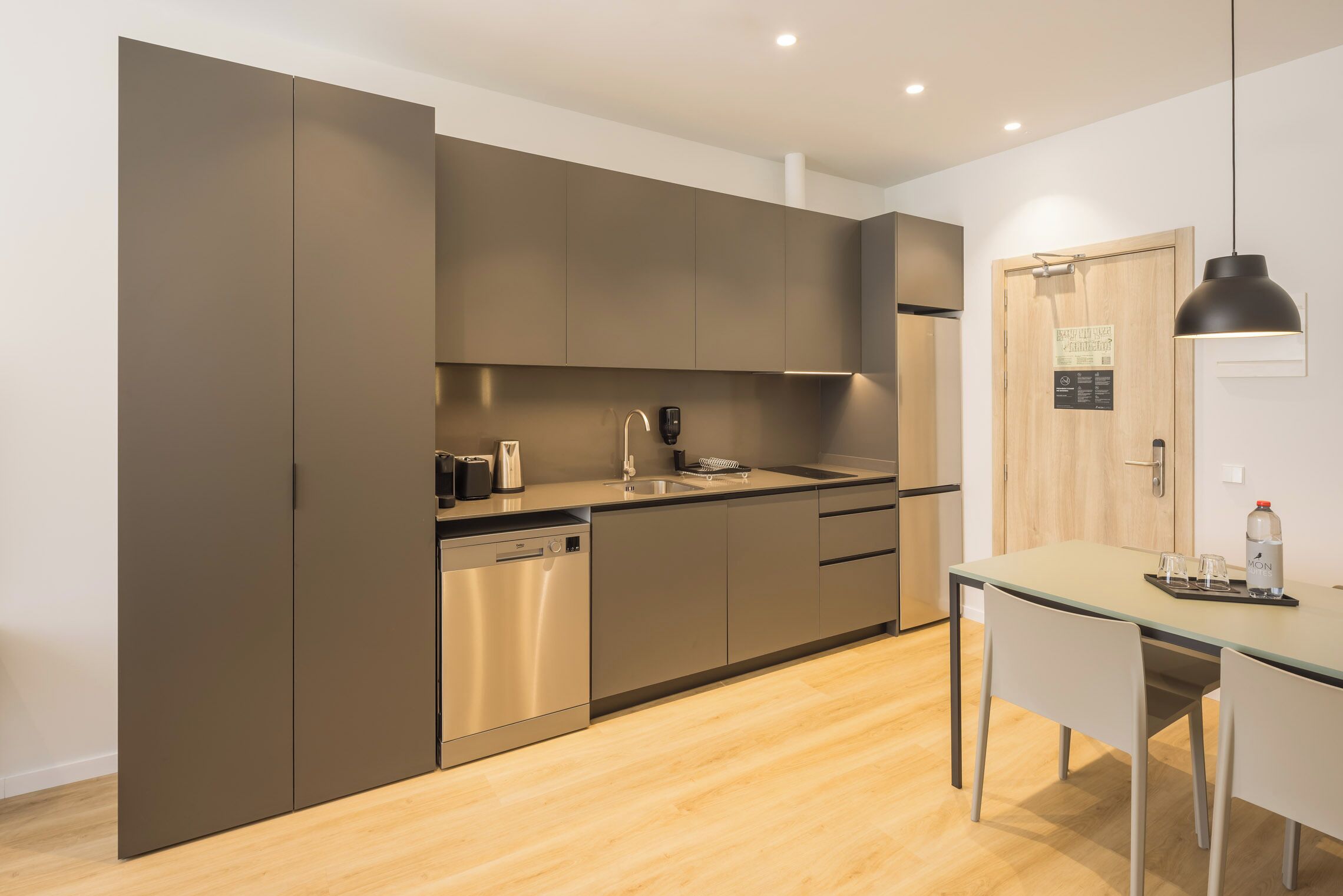 Kjøleskap, mikrobølgeovn, kokeplater og oppvaskmaskin