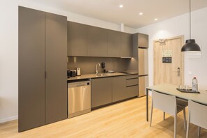 ตู้เย็น, ไมโครเวฟ, เตาประกอบอาหาร, เครื่องล้างจาน