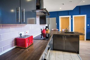 冷蔵庫、電子レンジ、オーブン、コンロ