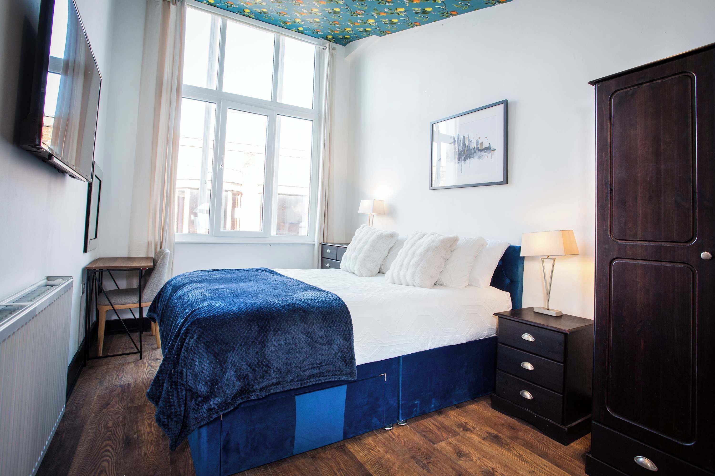 2 عدّة غرف نوم ومكتب ومكواة/لوح كي وسرير سفر