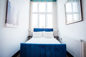 2 室のベッドルーム、デスク、アイロン / アイロン台、旅行用ベビーベッド