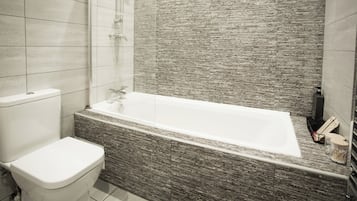 Douche, sĂšche-cheveux, serviettes fournies, shampoing
