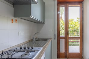 Een koelkast, een microgolfoven, een oven, een kookplaat