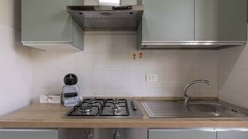 Frigorifero, microonde, forno, piano cottura