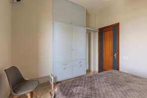 2 habitaciones, tabla de planchar con plancha y cuna de viaje 