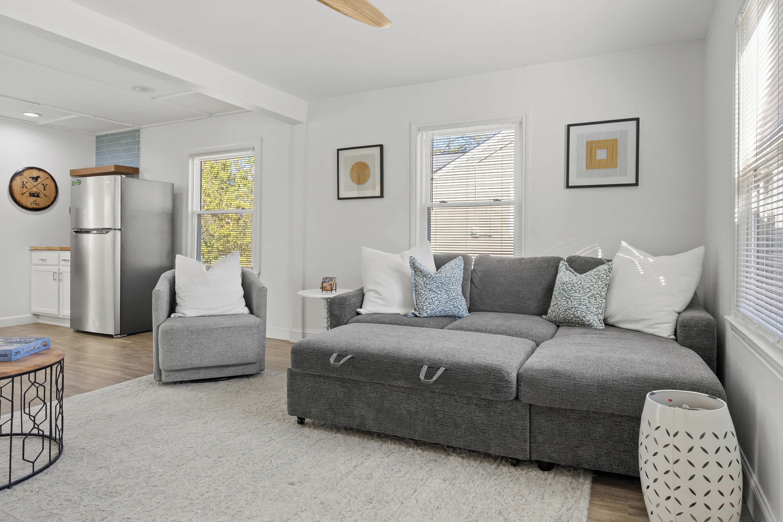 Fernseher, Bücher, Arbeitsbereiche