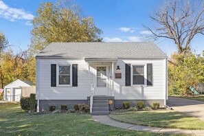 Exterior - Derby-ready home near Churchill Downs with parking (Louisville)