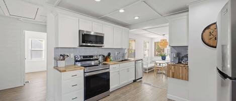 冰箱、微波炉、烤箱、炉灶