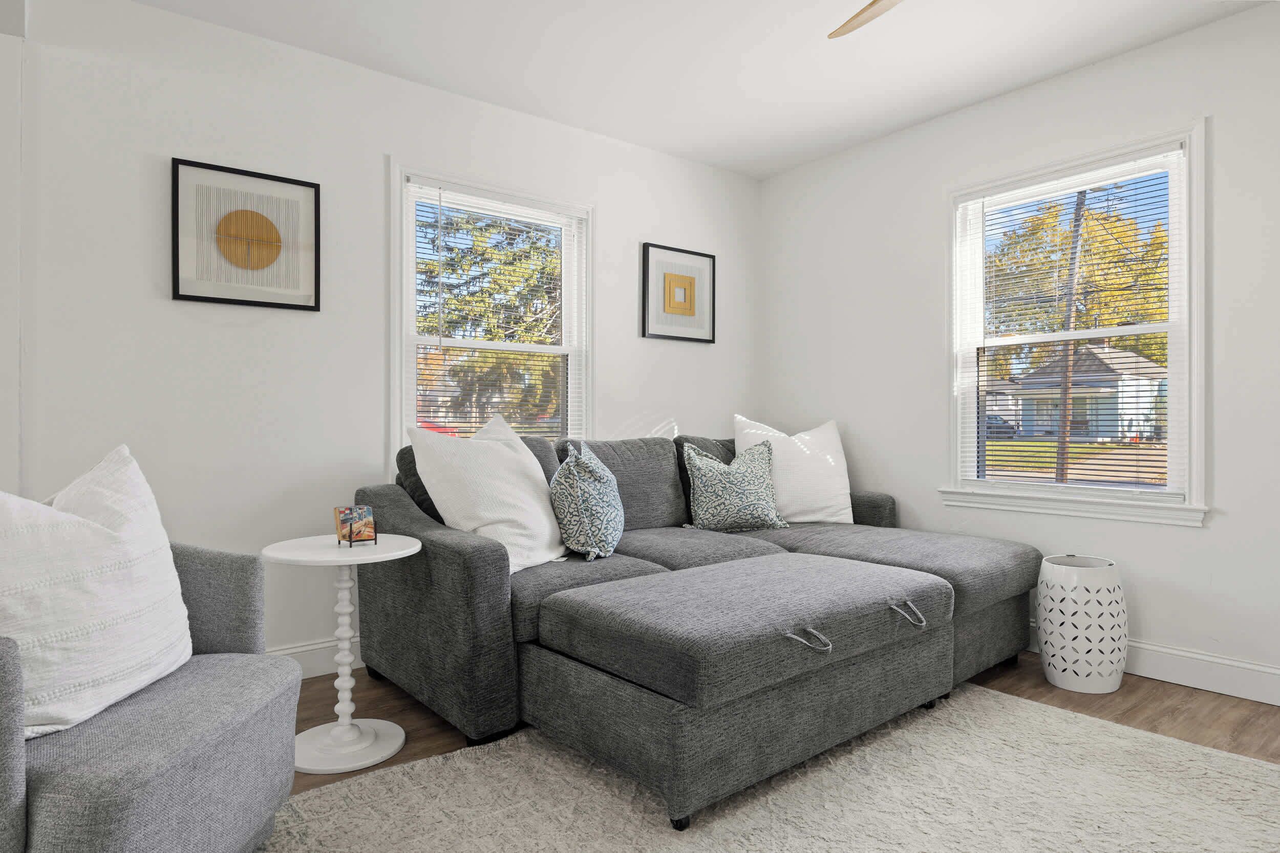 Fernseher, Bücher, Arbeitsbereiche