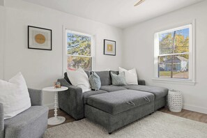 Tv, bøger, kontorer