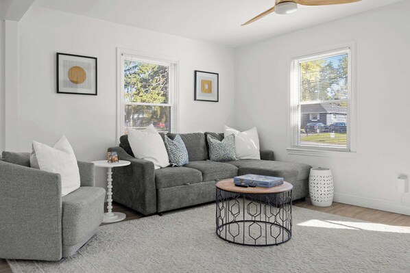 Fernseher, Bücher, Arbeitsbereiche