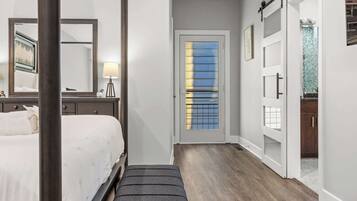 2 habitaciones, escritorio, tabla de planchar con plancha y wifi