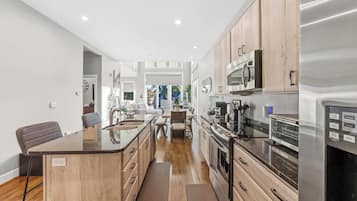 Microondas, parrilla de estufa, lavavajillas y cafetera y tetera