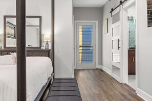 2 bedrooms, desk, iron/ironing board, WiFi