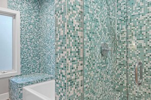 Shower, hair dryer, towels, shampoo - NEW Elegant Downtown Escape with Modern Comforts (Louisville)
