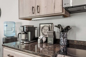 ميكروويف، موقد طهي مسطح، غسالة أطباق، ماكينة لصنع القهوة/الشاي