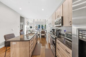 Fridge, microwave, stovetop, dishwasher