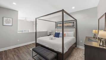 2 bedrooms, desk, iron/ironing board, WiFi