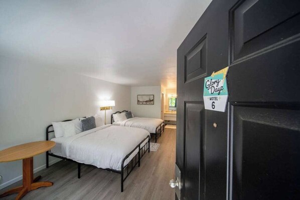 1 bedroom, WiFi, bed sheets - Queen Suite #6 at Glory Dayz! (Eureka Springs)