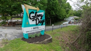 Une enseigne de motel portant le nom « Glory Dayz » et l’adresse d’un site web.