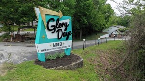 Property grounds - Queen Suite #6 at Glory Dayz! (Eureka Springs)