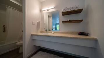 Secador de pelo y toallas