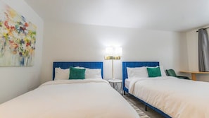 1 bedroom, WiFi, bed sheets - Queen Suite #11 at Glory Dayz! (Eureka Springs)