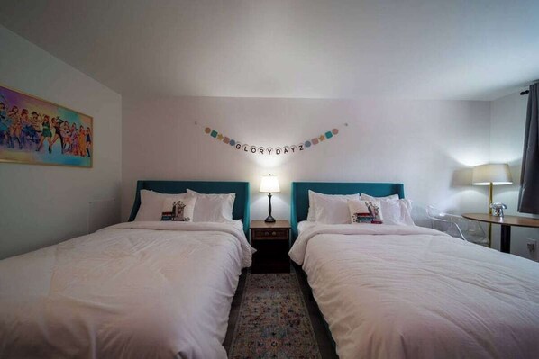 1 bedroom, WiFi, bed sheets - Lucky #13, room at Glory Dayz! (Eureka Springs)