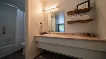 Hårføner og håndklær