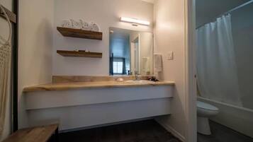 Secador de pelo y toallas