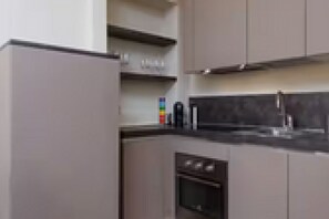 Jääkaappi, uuni, liesi, astianpesukone