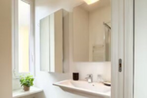 Regadera, secadora de cabello, bidet, toallas 