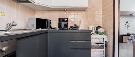 Réfrigérateur, four à micro-ondes, un four, surface de cuisson