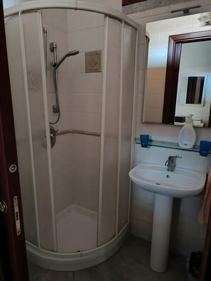 Suihku, hiustenkuivaaja, pyyhkeet