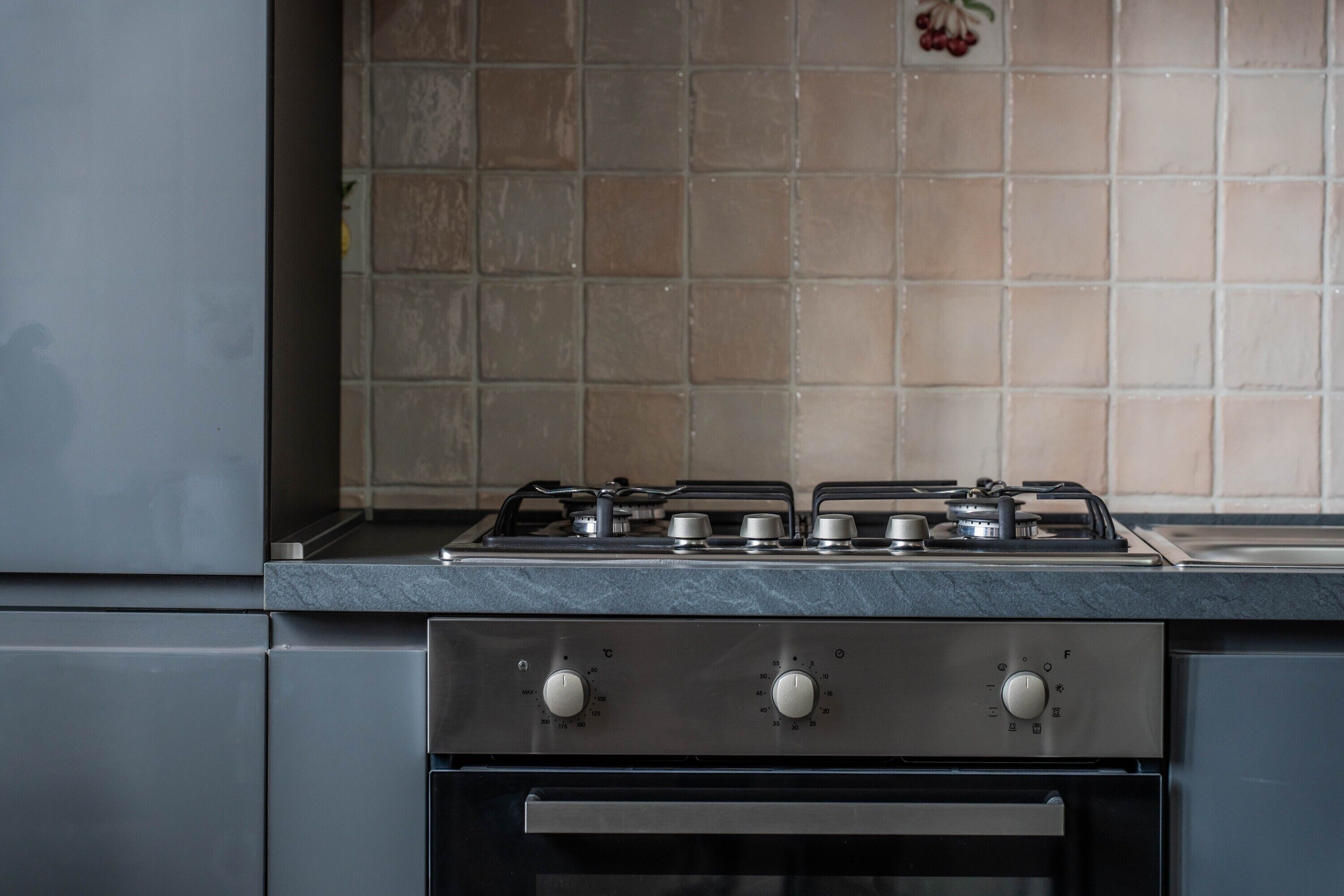 Kylskåp, mikrovågsugn, ugn och spishäll