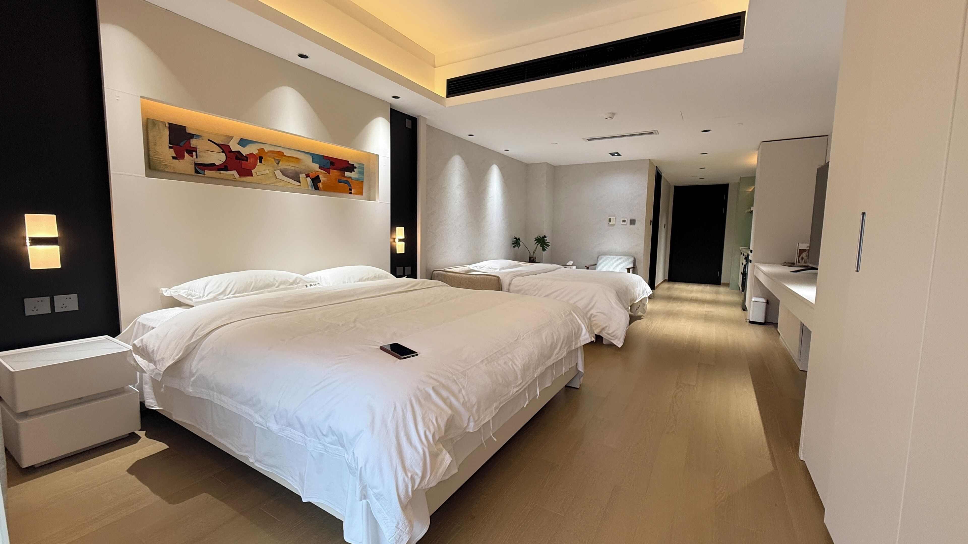 Habitación Confort con 1 cama matrimonial o 2 individuales | Ropa de cama de alta calidad, wifi gratis y decoración personalizada 