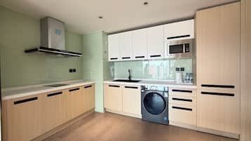 Exclusive Apartment | Dapur kecil peribadi | Peti sejuk/penyejuk beku saiz penuh, ketuhar gelombang mikro, dapur
