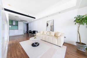 Căn hộ Business | Trang trí khác biệt, khu vực làm việc phù hợp cho laptop 