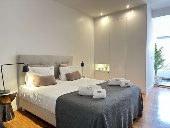 2 habitaciones, escritorio y tabla de planchar con plancha 