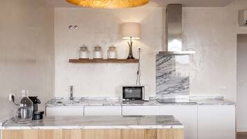 Fridge, microwave, dishwasher, coffee/tea maker