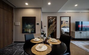 Royal suite, 1 slaapkamer, toegang tot de clublounge, uitzicht op de stad | Lakens van Egyptisch katoen, luxe beddengoed, donsdekens